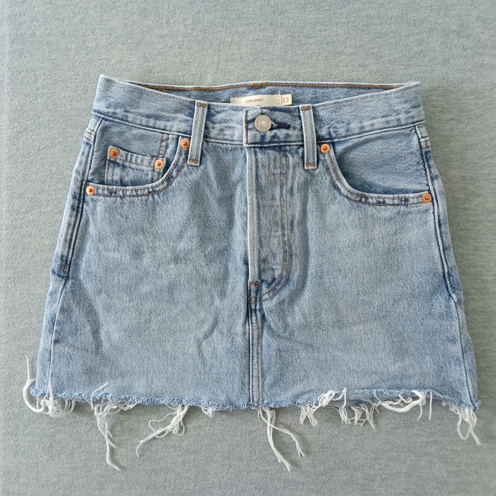 Levis Icon Skirt Light Wash Denim Raw Hem Mini Skirt Size 23 A4694-0024